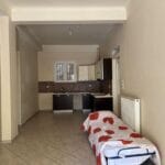 Μικρό στούντιο με κουζινάκι και μονό κρεβάτι