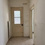Στενός διάδρομος με πόρτα και παγωμένο τζάμι