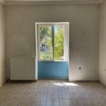 Άδειο δωμάτιο με παράθυρο και καλοριφέρ