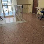 Εσωτερικό κλιμακοστασίου με μαρμάρινο δάπεδο και γραφείο