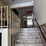 Μαρμάρινη σκάλα πολυκατοικίας με μεταλλικά κάγκελα