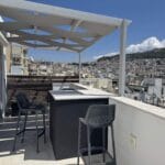 Μπαλκόνι με σκαμπό και θέα στην πόλη