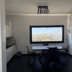 Μοντέρνα τραπεζαρία με θέα στην πόλη