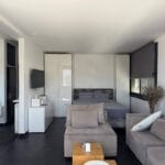 Μοντέρνο στούντιο με καναπέ και διπλό κρεβάτι