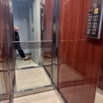 Εσωτερικό ασανσέρ με καθρέφτη και πίνακα κουμπιών