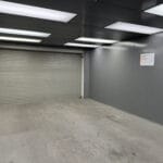 Εσωτερικό βιομηχανικού ανελκυστήρα με μεταλλική πόρτα ρολού