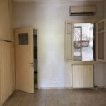 Άδειο δωμάτιο με ανοιχτό παράθυρο και ντουλάπες