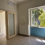 Άδειο δωμάτιο με παράθυρο και μισάνοιχτη πόρτα