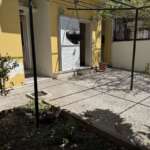 Αυλή σπιτιού με κρεμαστή φωλιά πουλιού