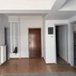 Άδειος προθάλαμος διαμερίσματος με καφέ κεντρική πόρτα