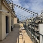 Μπαλκόνι διαμερίσματος με θέα σε πολυκατοικίες πόλης