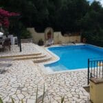 Πισίνα σε αυλή βίλας με θέα θάλασσα