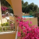 Μπαλκόνι βίλας με βουκαμβίλιες και πισίνα