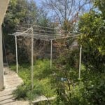 Κήπος με μεταλλική πέργκολα και πορτοκαλιά