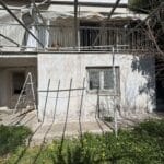 Παλιό σπίτι με μπαλκόνι και μεταλλική πέργκολα