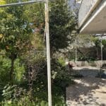 Κήπος με πορτοκαλιά και αυλή σπιτιού
