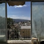 Θέα πόλης και βουνού από μπαλκόνι διαμερίσματος