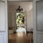 Ανοιχτές πόρτες προς φωτεινή αυλή με κήπο