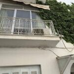 Μπαλκόνι διαμερίσματος με κισσό και κλιματιστικό