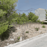 Γεωμετρικό μεταλλικό γλυπτό κεφαλής ελέφαντα σε υπαίθριο χώρο