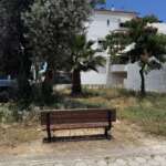Ξύλινο παγκάκι σε μικρό αστικό πάρκο