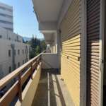 Στενό μπαλκόνι διαμερίσματος με θέα πόλη και βουνά