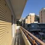 Μπαλκόνι διαμερίσματος με θέα σε πολυκατοικίες πόλης