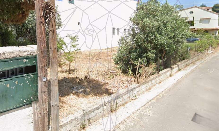 Ξηρό οικόπεδο δίπλα σε ήσυχο προαστιακό δρόμο