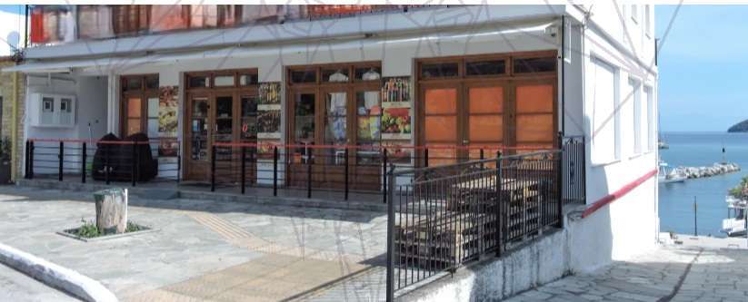 Παραθαλάσσιο καφέ με ξύλινες πόρτες και θέα θάλασσα